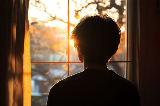 Silhouette contemplative à la fenêtre