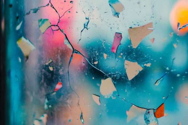 Résidus d adhésif laissés sur le verre après retrait de l autocollant coloré.