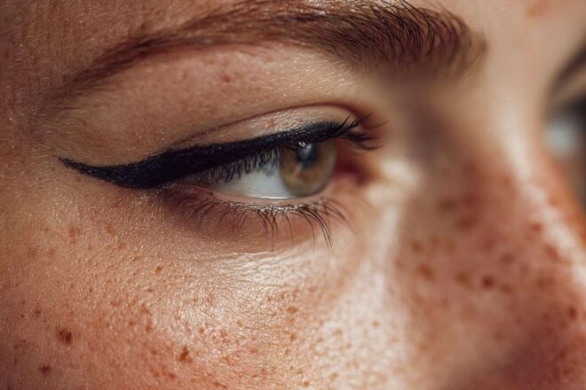 Gros plan d un eye liner appliqué parfaitement