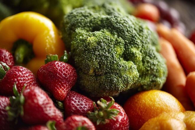 Gros plan sur fruits et légumes colorés riches en vitamines essentielles