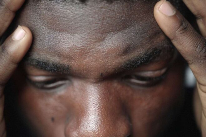 Personne ressentant un malaise avec sourcils froncés