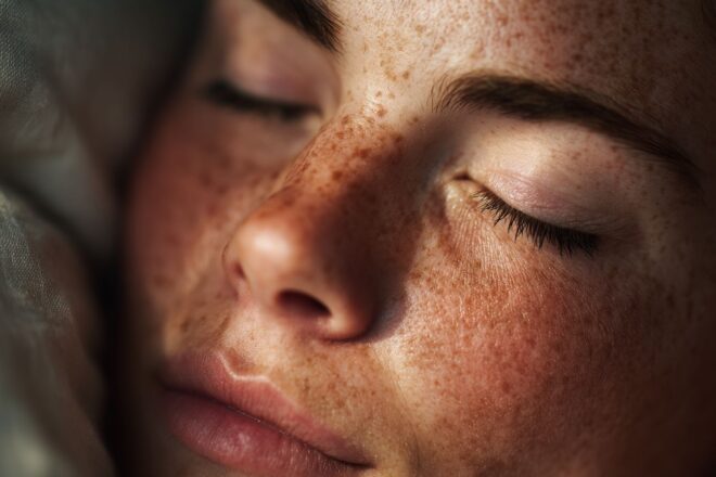 Visage serein sur oreiller